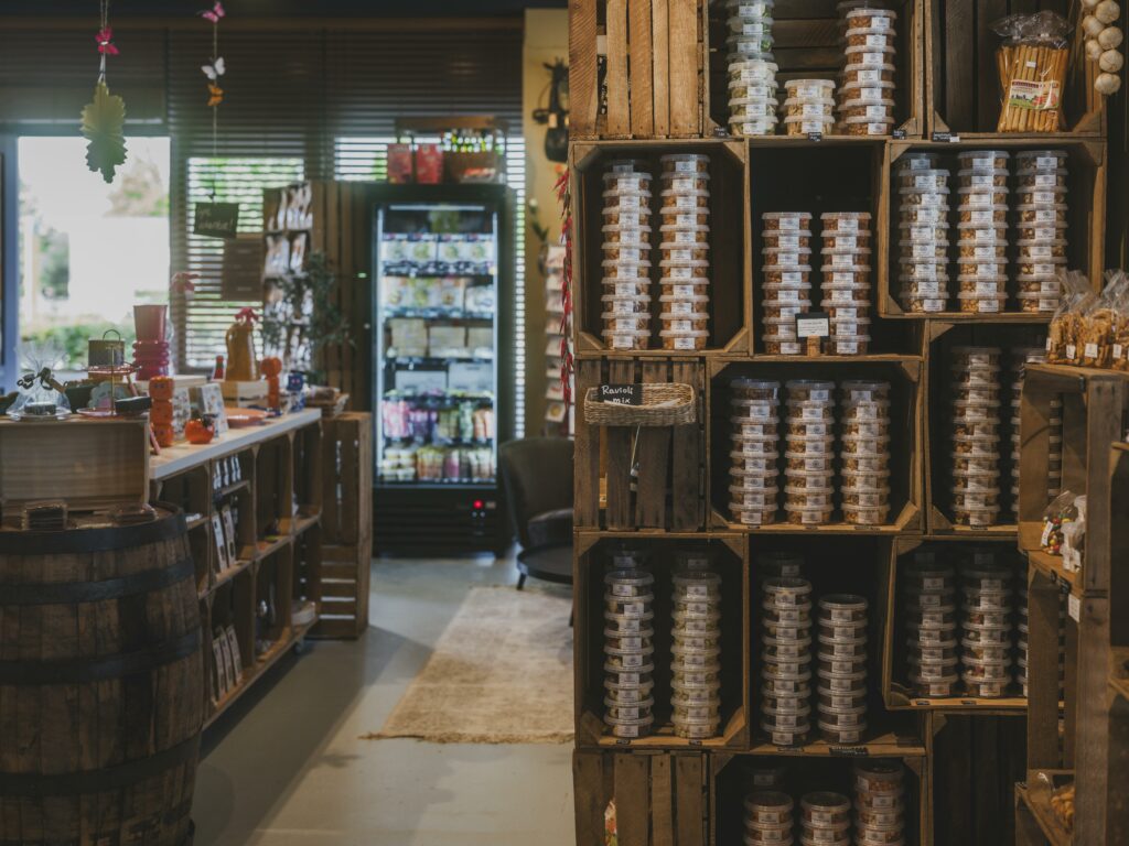 Explore a cozy local store in Almere featuring a variety of packaged nuts and rustic wooden décor. Photo pour l'Ouverture  d'une boutique physique 
