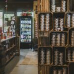 Explore a cozy local store in Almere featuring a variety of packaged nuts and rustic wooden décor. Photo pour l'ouverture d'une boutique en physique